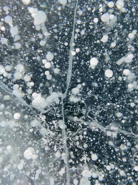 Bolhas no gelo transparente do lago — Fotografia de Stock