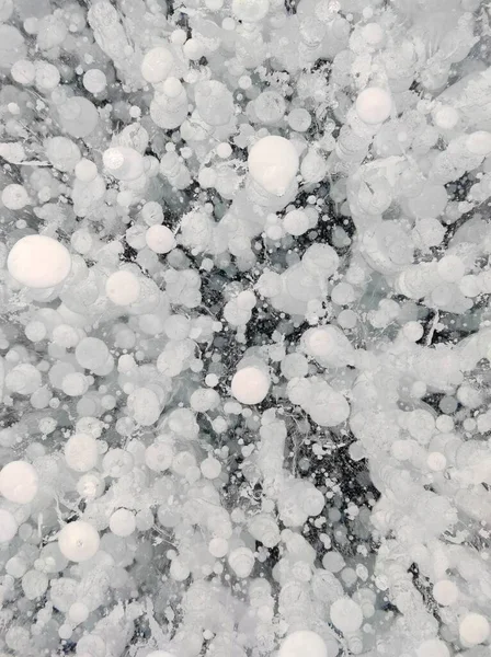 Blasen im transparenten Eis des Sees — Stockfoto