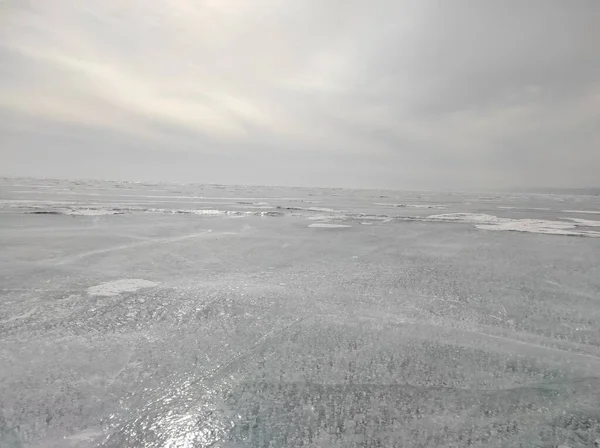 Bellen in het transparante ijs van het meer — Stockfoto