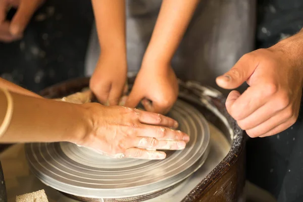 Mains font un produit d'argile à partir d'argile sur un cercle — Photo