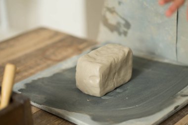 Bir parça kil gri bir standın üzerinde yatıyor.