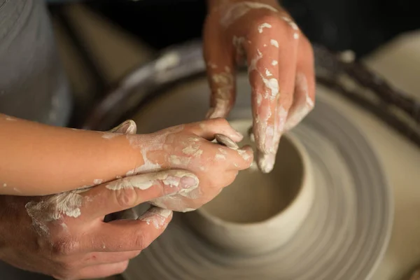 토기 바퀴 위에서 사람의 손으로 점토 제품을 만든다 — 스톡 사진