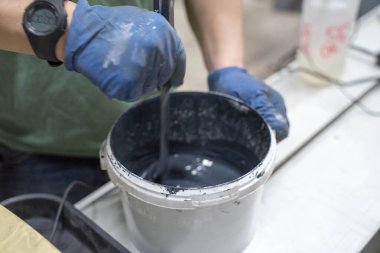 Siyah boyalı beyaz plastik kavanoz.