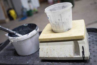 Siyah boyalı beyaz plastik kavanoz.