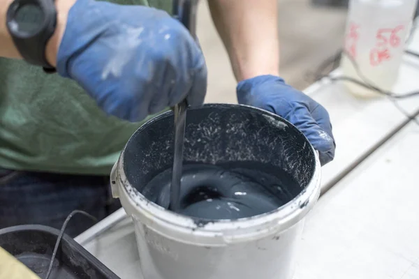 Tarro de plástico blanco con pintura oscura —  Fotos de Stock