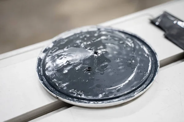 Tarro de plástico blanco con pintura oscura —  Fotos de Stock