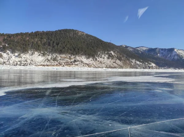 Transparant Blauw Ijs Van Het Meer Winter Tussen Besneeuwde Bergen — Stockfoto