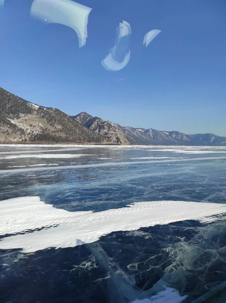 Gelo Azul Transparente Lago Inverno Entre Montanhas Cobertas Neve — Fotografia de Stock