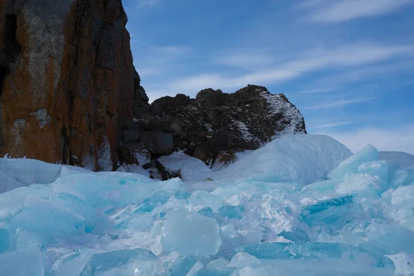 Felsen mit Eisüberschneidungen und Eiszapfen in der Nähe des Sees — Stockfoto