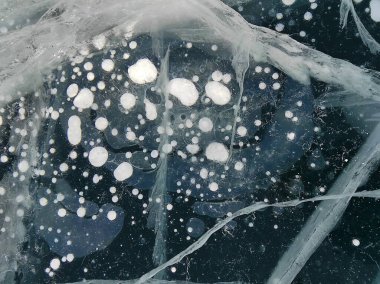 Kabarcıkları ve çatlakları olan şeffaf buz
