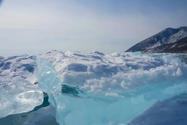 Átlátszó jégtáblák fekszenek a tó átlátszó jegén — Stock Fotó
