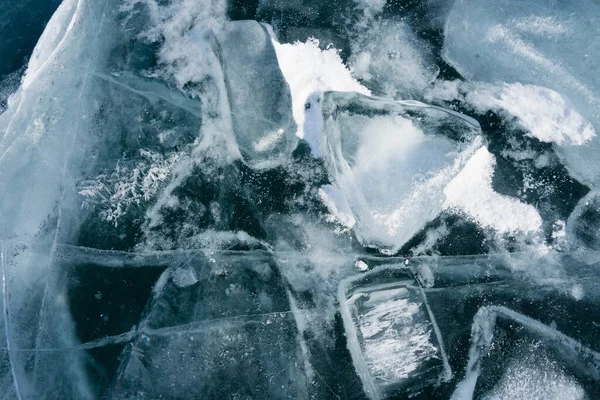 Genomskinliga isflak ligger på sjöns genomskinliga is — Stockfoto