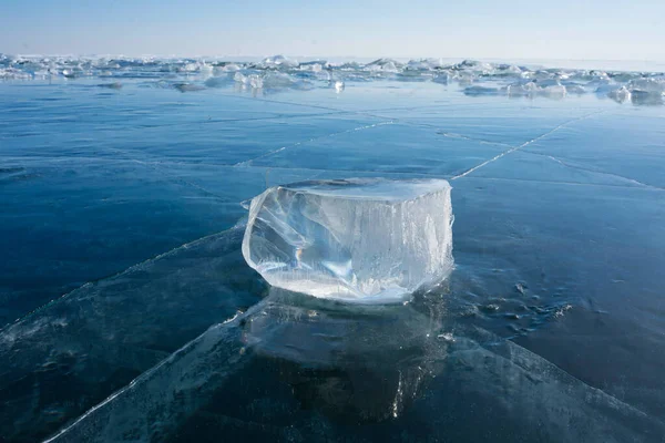 Faixas de gelo transparentes jazem no gelo transparente do lago — Fotografia de Stock