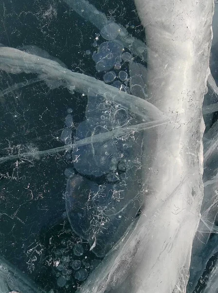 Hielo transparente con burbujas y grietas — Foto de Stock