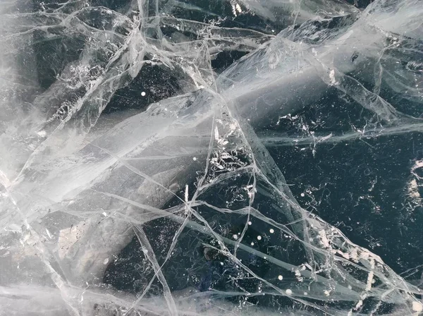 Gelo transparente com bolhas e rachaduras — Fotografia de Stock