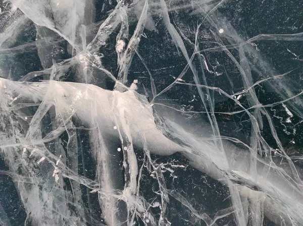 Διαφανές πάγο με φυσαλίδες και ρωγμές — Φωτογραφία Αρχείου