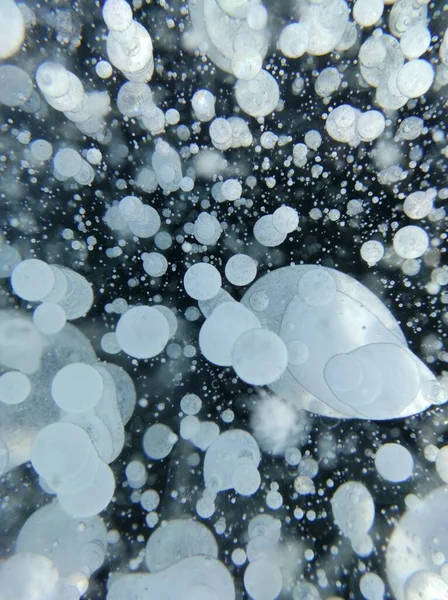 Gelo transparente com bolhas e rachaduras — Fotografia de Stock