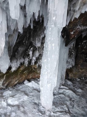 Uzun buz sarkıtları ve üst üste binen buz mağarası.