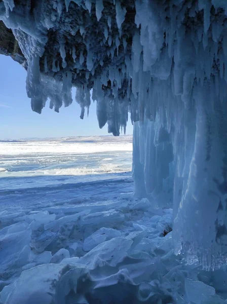 Grotte de glace avec de longues glaçons et chevauchements — Photo