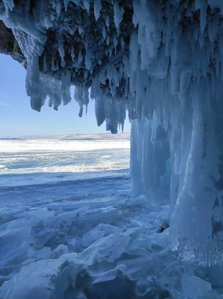 Cueva de hielo con largos carámbanos y solapamientos — Foto de Stock