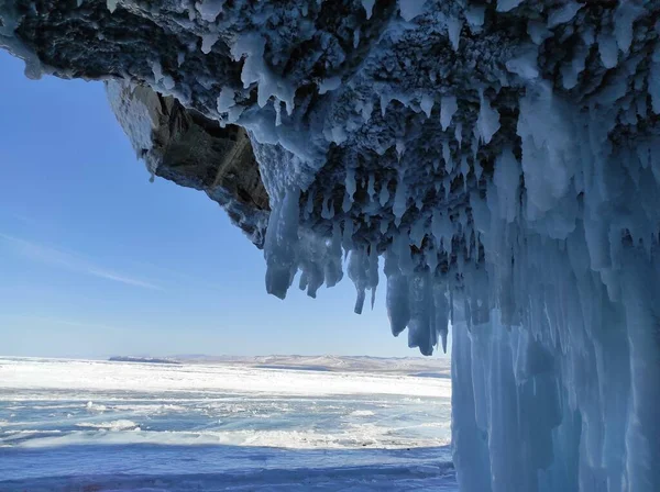 긴 고드름 과겹쳐져 있는 얼음 동굴 — 스톡 사진
