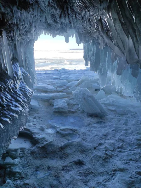 Ice cave with long icicles and overlaps — Stock Photo, Image