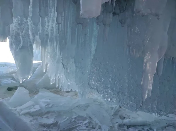 Grotte de glace avec de longues glaçons et chevauchements — Photo