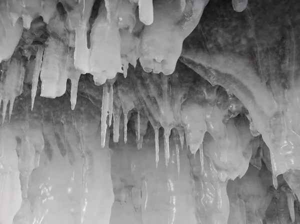 Jaskinia lodowa z długimi soplami lodu i pokrywającymi się — Zdjęcie stockowe
