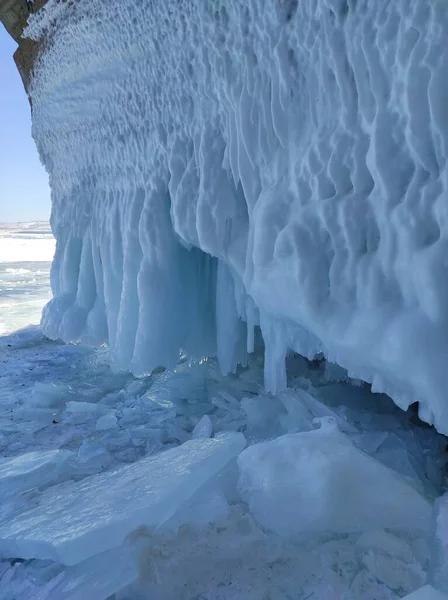 Grotte de glace avec de longues glaçons et chevauchements — Photo