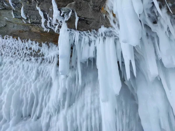 Σπηλιά πάγου με μακριές παγοκύστες και επικαλύψεις — Φωτογραφία Αρχείου