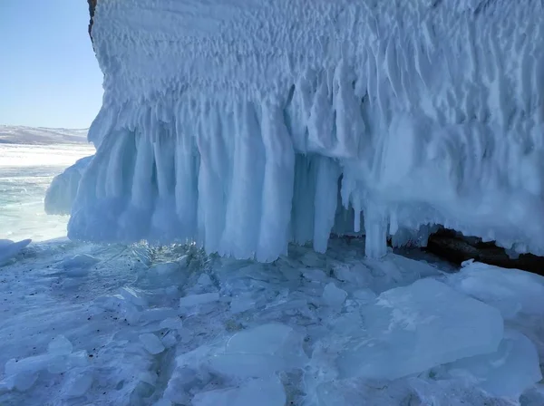 Grotte de glace avec de longues glaçons et chevauchements — Photo