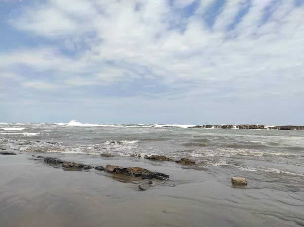 Kaspiska havet mot den blå himlen med moln — Stockfoto