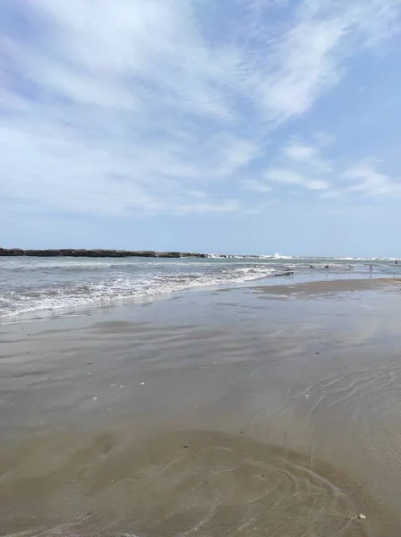 Kaspiska havet mot den blå himlen med moln — Stockfoto