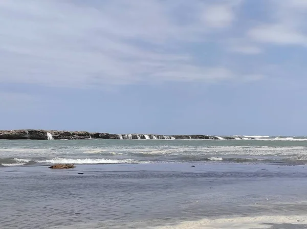 El mar Caspio contra el cielo azul con nubes —  Fotos de Stock