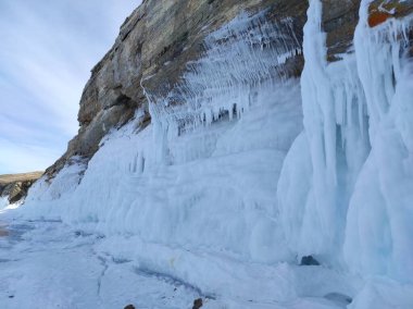 kar sarkıtları ve saydam kış desenleri mağaradaki kayalarda.
