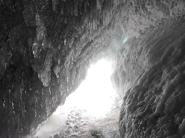 Ciclos Neve Padrões Inverno Transparentes Nas Rochas Caverna — Fotografia de Stock