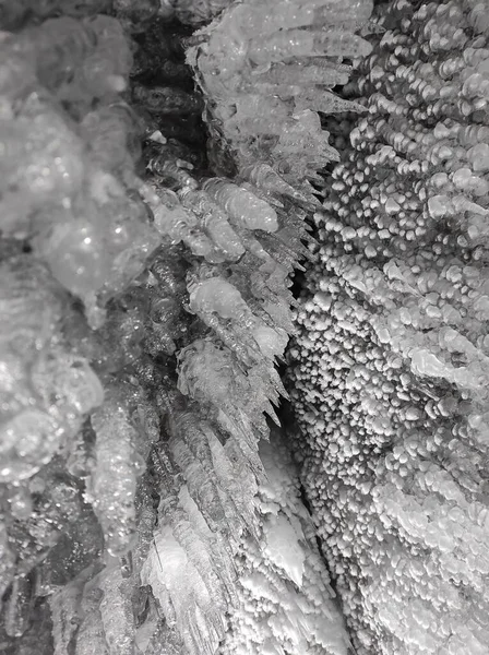 Schneezapfen Und Transparente Wintermuster Auf Den Felsen Der Höhle — Stockfoto