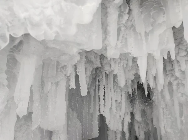 洞窟の岩の上の雪氷と透明な冬のパターン — ストック写真