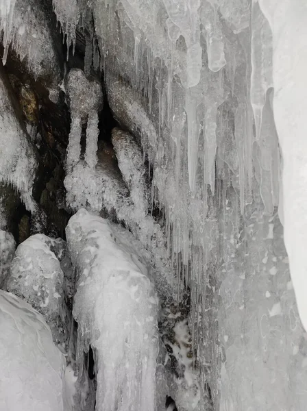 Sněhové Rampouchy Průhledné Zimní Vzory Skalách Jeskyni — Stock fotografie