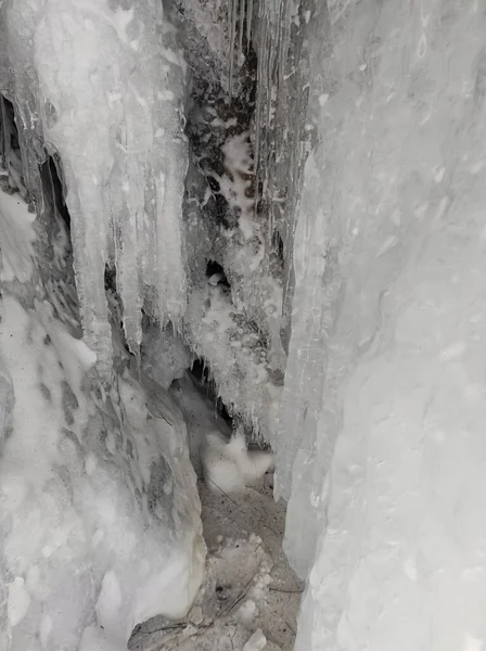 Sneeuw Ijspegels Transparante Winter Patronen Rotsen Grot — Stockfoto