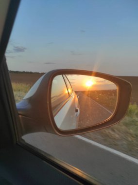 Kırmızı günbatımı ve büyük sarı ayçiçeği tarlası