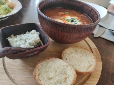 Kahverengi ve toprak kaplarda yemek.