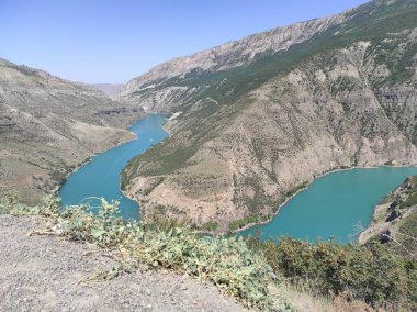 Mavi nehir ve dağları olan derin kanyon