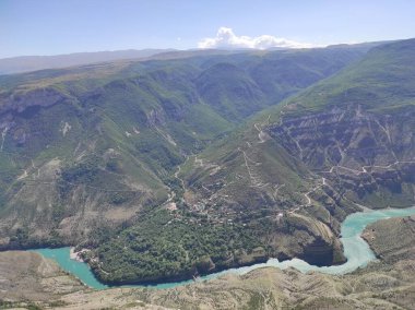 Mavi nehir ve dağları olan derin kanyon