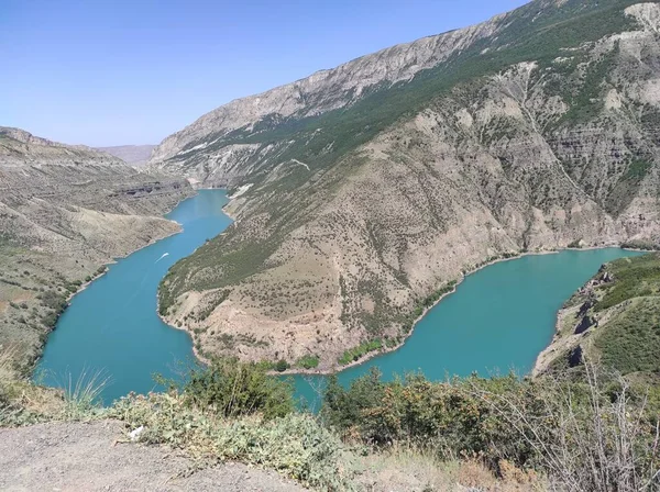 Tiefe Schlucht mit blauem Fluss und Bergen — Stockfoto