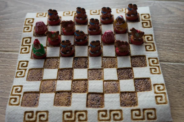 Veelkleurige schaakstand op een doek plank — Stockfoto
