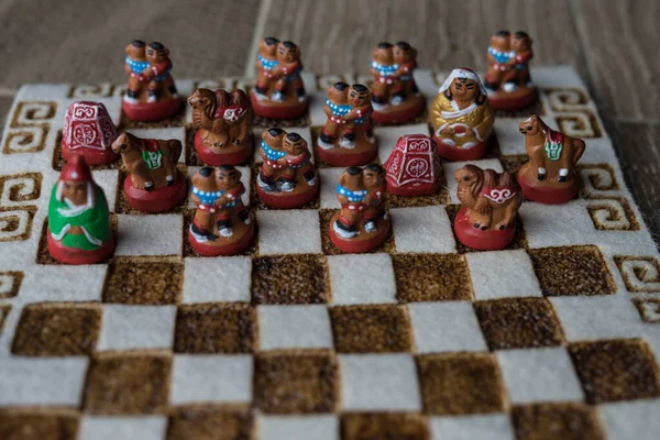 Soporte de ajedrez multicolor en un tablero de tela —  Fotos de Stock