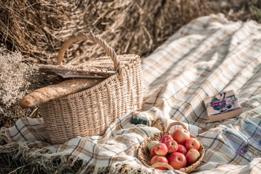 Bir sepet ekmek samanlığın yanında duruyor.