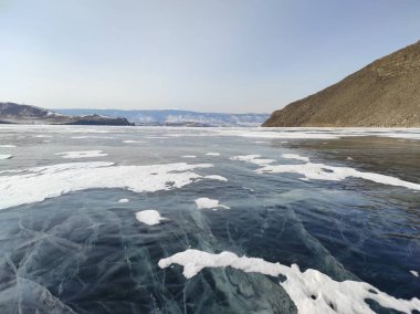 Kışın buzla kaplı şeffaf göl