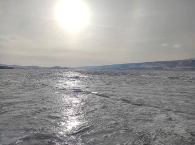 Kışın buzla kaplı şeffaf göl